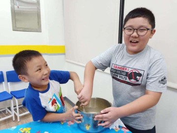Jordan's Kids Making Waffles_201807_08