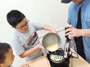 Jordan's Kids Making Waffles_201807_09