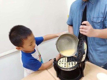 Jordan's Kids Making Waffles_201807_10