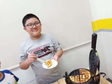 Jordan's Kids Making Waffles_201807_11