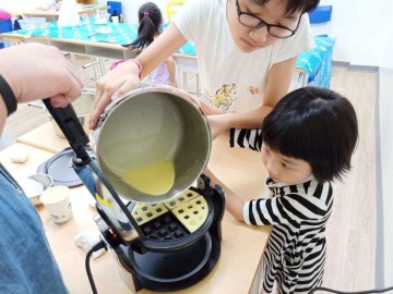Jordan's Kids Making Waffles_201807_20